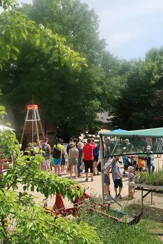 Tag der offenen Tür in der Dorfgemeinschaft Tennental, Besucherandrang bei den Wurzelkästen und vor der Gärtnerei