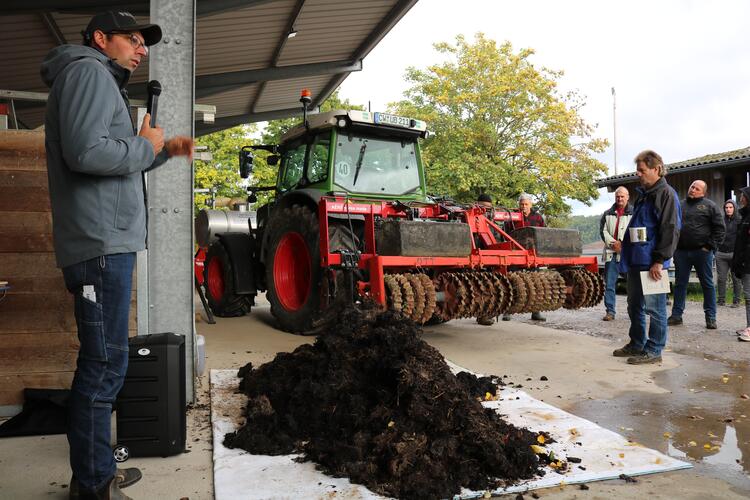 Landwirt Jonathan Kraul schult Kollegen beim Thema Humusaufbau