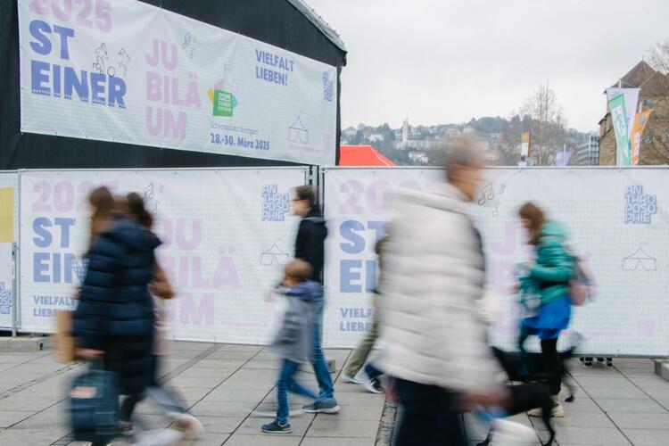 Steiner-Jubiläum Besucher:innen vor Banner