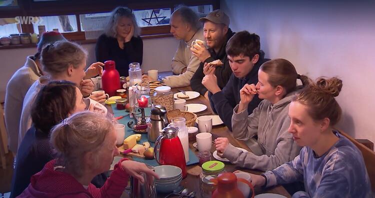 Hofgemeinschaft Heggelbach beim Frühstück