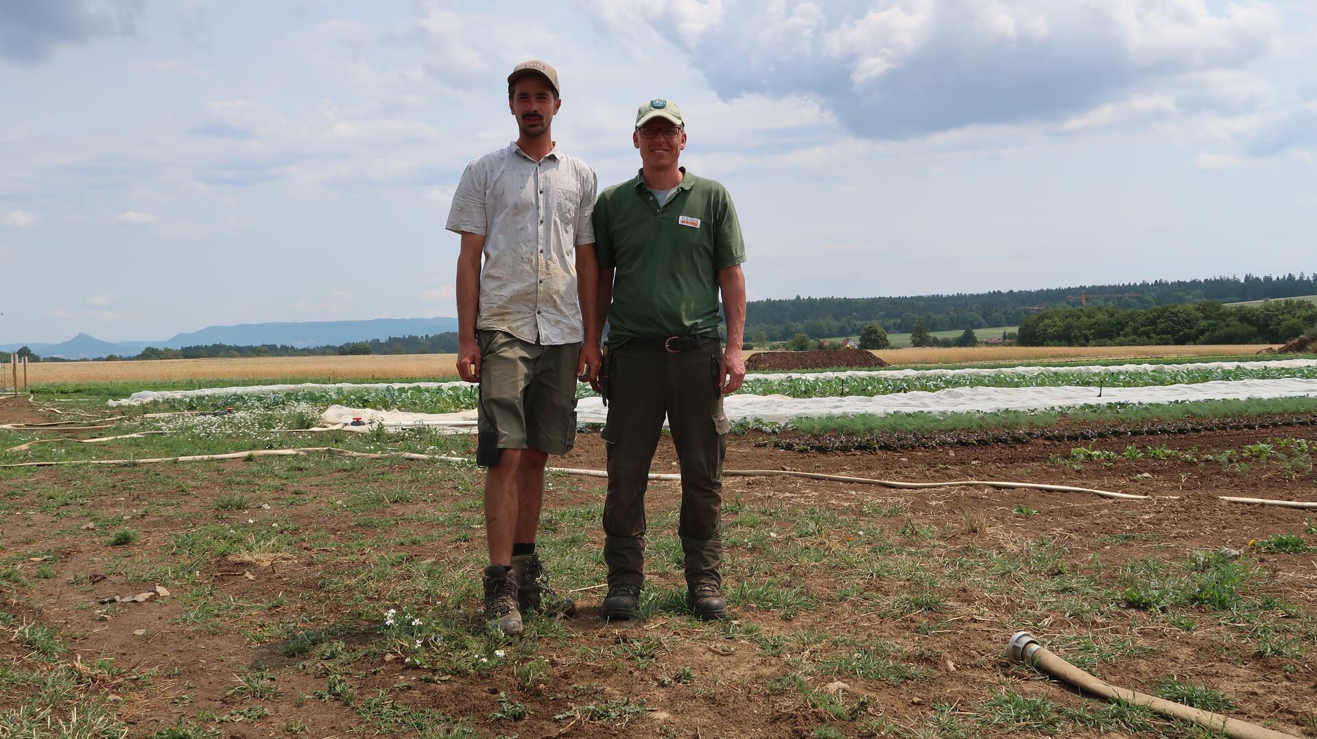 Im trockenen Sommermonat Juli 2023 auf den Gemüsefeldern der b2 Bio Gärtnerei Binsdorf: Jan Vollmer (Gärtnermeister) und Lukas Pröhmer (Gärtnergeselle), im Bild fehlt: Tobias Schmid