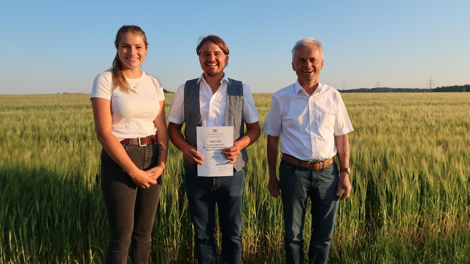 v.r.n.l.: Peter, Johannes und Mia Bentele von Benteles Biohof Tettnang nach der Preisverleihung auf den Ökofeldtagen 2023   Bildrechte Sonja Jürschik, Demeter Baden-Württemberg