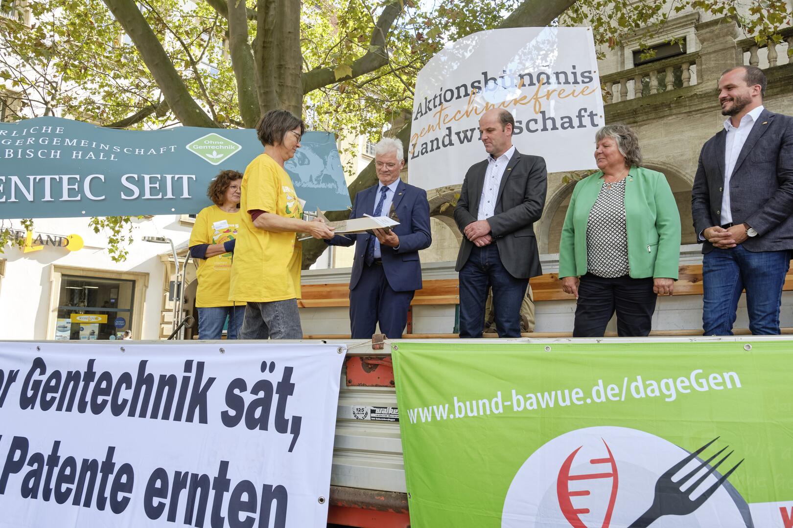 Bärbel Endraß, Bündnissprecherin und Landwirtin (Arbeitsgemeinschaft bäuerliche Landwirtschaft) überreichte gemeinsam mit Christoph Zimmer, Bündnissprecher und Landesgeschäftsführer von Bioland Baden-Württemberg, den anwesenden Politiker:innen ein Forderungspapier.