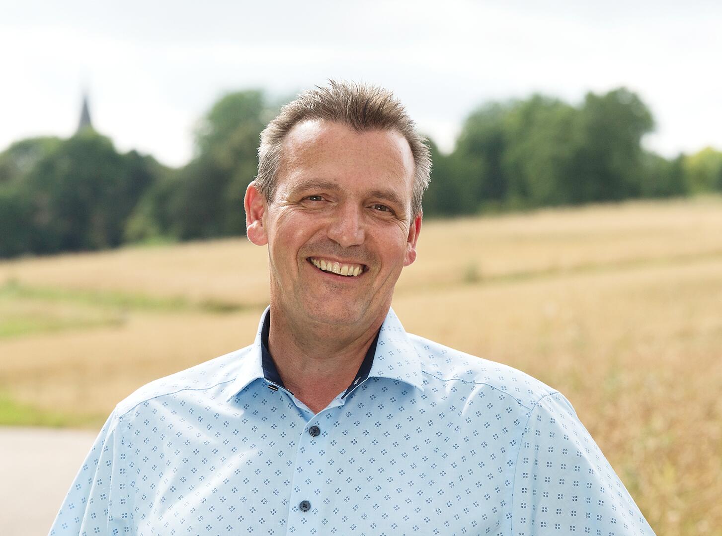 Portraitfoto Volkmar Spielberger vor einem Getreidefeld