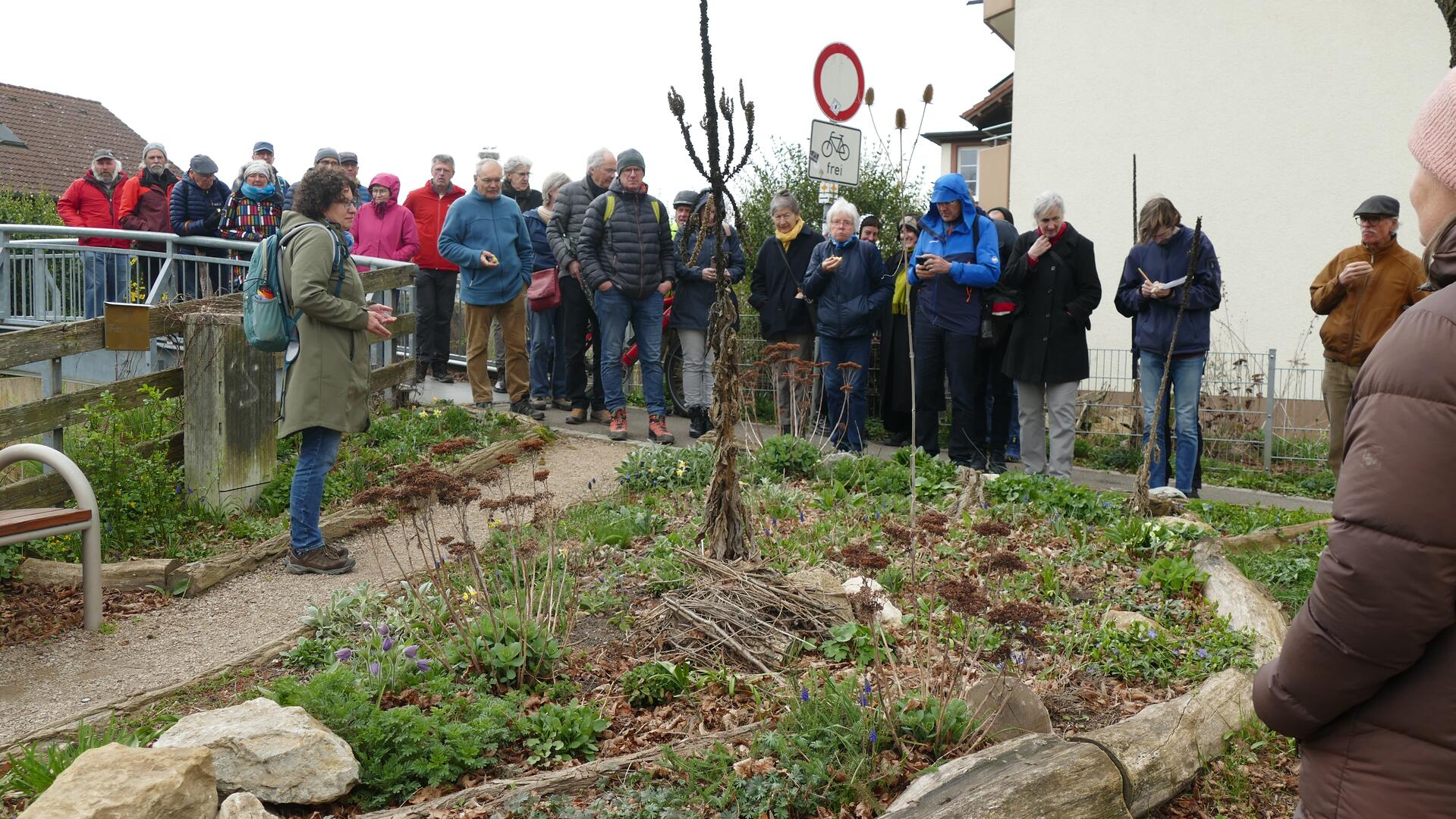 Zwischenstopp an der von Bürger:innen gestaltete und gepflegte Biodiversitätsfläche an der Kander in Binzen.