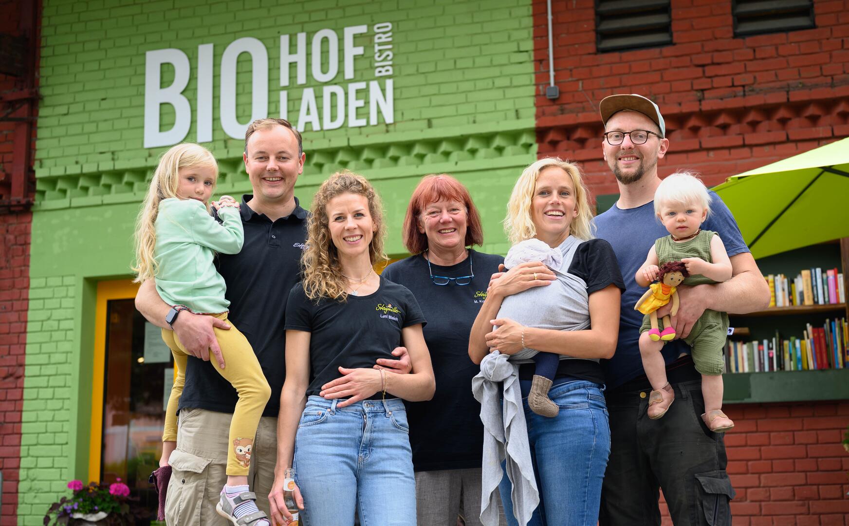 Familie Steigmiller vor dem Bio-Hofladen
