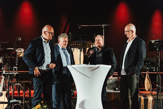 Der Moderator Eberhard Breuninger interviewt Reinhold Markert, Vorstandsvorsitzender, Friedemann Vogt, Geschäftsführer und Siegfried Meyer, Demeter-Vorstand und stellvertretender Vorstandsvorsitzender