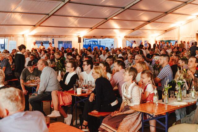 Besucher:innen im Festzelt