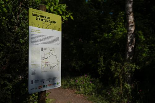 Informationsschild bei der Naturata GmbH