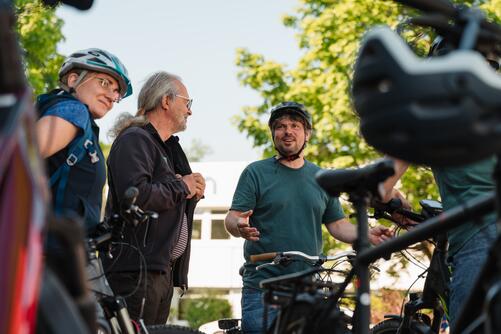 Mirjam Albrecht (Ministerium für ländlichen Raum, Ernährung und Verbraucherschutz), Wolfgang Markowis (Bioland) und Denis Hahn (Demeter) unterhalten sich
