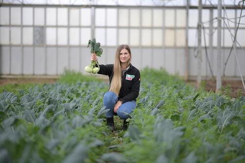 Oliwia Maik mit Kohlrabi in der Hand