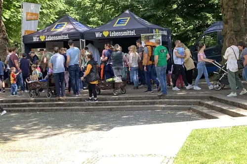 Andrang am Demeter Stand auf den EDEKA-Familientagen im Karlsruher Zoo