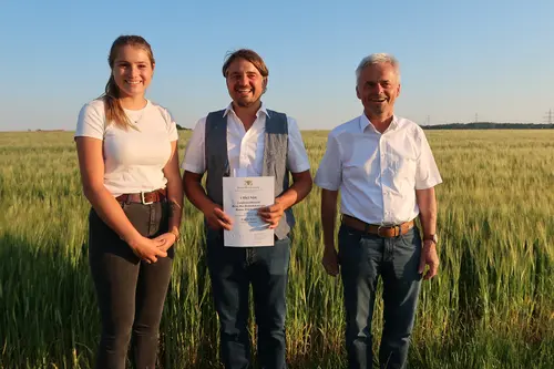 v.r.n.l.: Peter, Johannes und Mia Bentele von Benteles Biohof Tettnang nach der Preisverleihung auf den Ökofeldtagen 2023   Bildrechte Sonja Jürschik, Demeter Baden-Württemberg