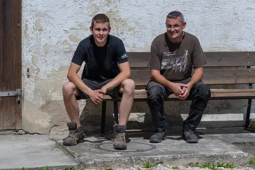 Sohn Timo und Vater Dietmar Rapp - zufrieden mit dem bäuerlichen Nebenerwerb auf der Hofbank