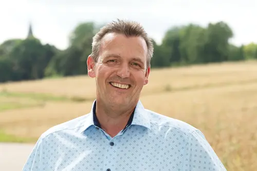 Portraitfoto Volkmar Spielberger vor einem Getreidefeld