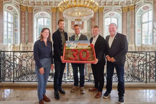 V.l.n.r.: Anja Frey (Vorständin Demeter Baden-Württemberg), Dr. Christoph Reiber (Demeter-Geschäftsführer in Baden-Württemberg), Minister Peter Hauk MdL, Klaus Fickert (Vorstand Edeka Südwest) und Rolf Holzapfel (Aufsichtsrat-Vorsitzender Demeter e.V. sowie Vorstand der Erzeugergemeinschaft Demeter Heumilch Bauern) beim Strategiedialog Landwirtschaft des Staatsministerium Baden-Württemberg im Neuen Schloss in Stuttgart am 7. Oktober. 