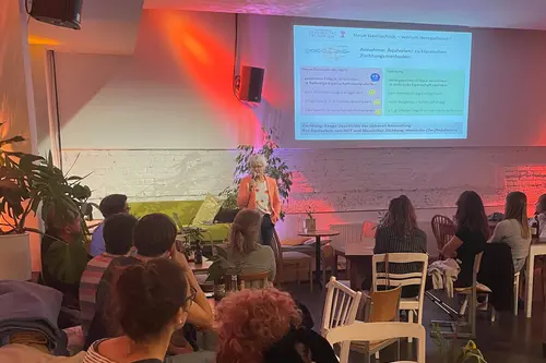  Prof. Dr. Katja Tielbörger (Professorin für Vegetationsökologie, Universität Tübingen) und Expertin für Genetik, erläuterte die Funktionsweise von CRISPR und warnte vor den Risiken.