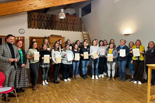 Zertifikatsübergabe an die Teilnehmenden der Qualifizierung Bauernhofpädagogik 2024 auf dem Bioland-Hof der Familie Eggs in Hohberg-Hofweier, Foto: Anja Kirchner