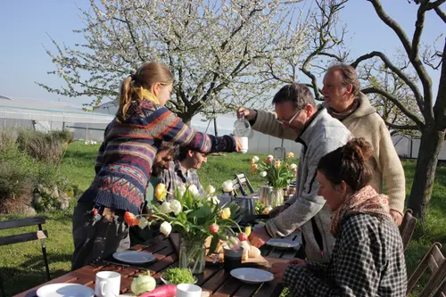 Mitarbeiter:innen der Gärtnerei Piluweri beim gemeinsamen Frühstück