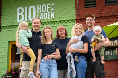 Familie Steigmiller vor dem Bio-Hofladen