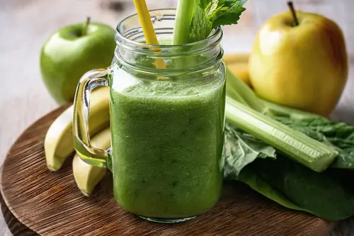 Grüner Apfel-Spinat-Sellerie-Smoothie